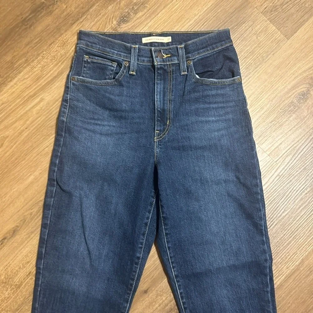 Levi's high waisted mom jean dark wash denim jeans size 27‎